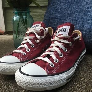 Converse Maroon / burgundy low top size 9 womens